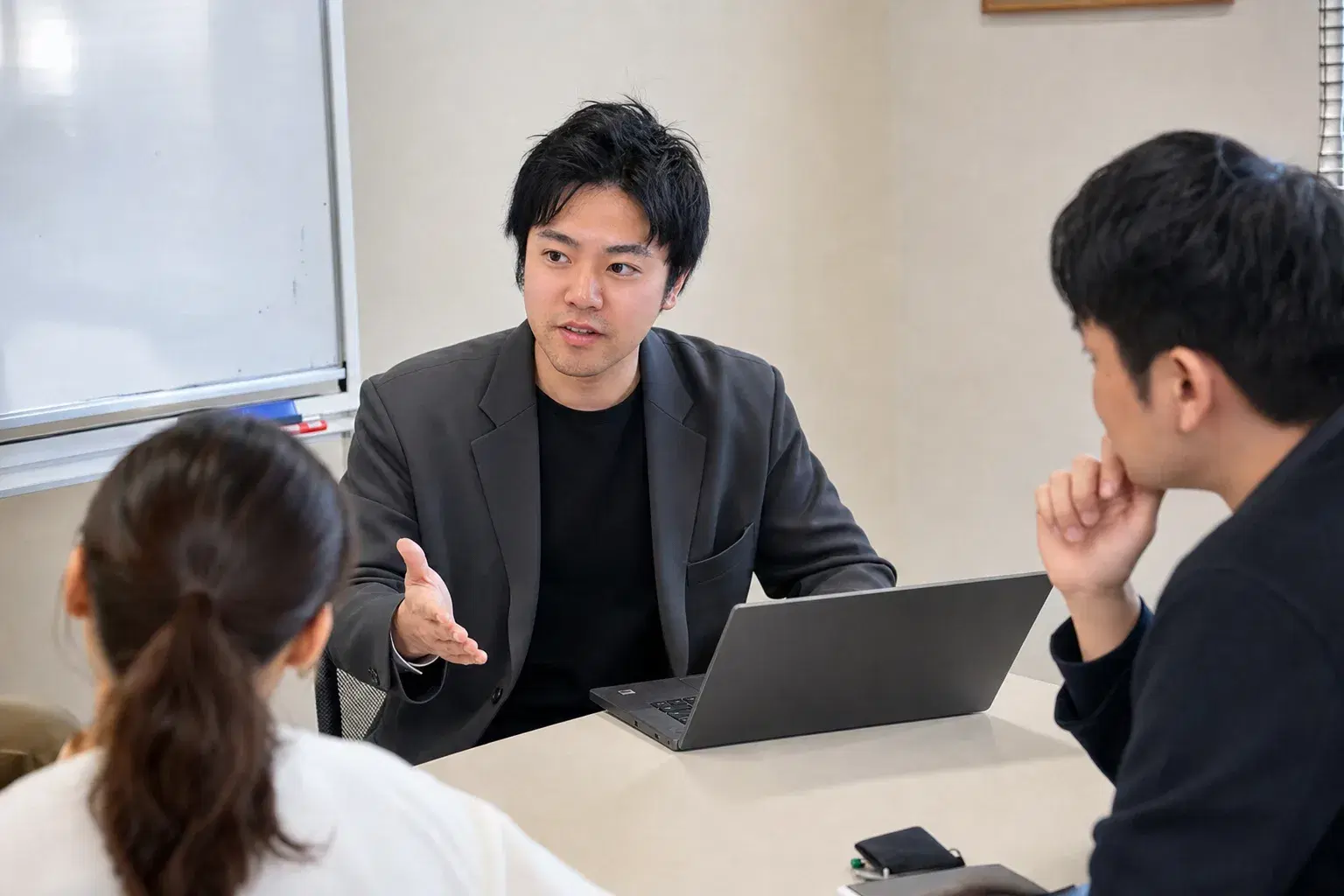企業向け生成AI研修・ハンズオンを行うイメージ
